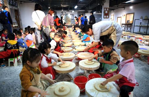 Trẻ em trải nghiệm làm gốm tại làng nghề truyền thống xã Bát Tràng. Ảnh: Quang Thái