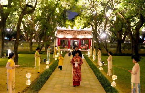 Du khách trải nghiệm tour đêm “Âm sắc Việt” tại Khu di tích Văn Miếu - Quốc Tử Giám. Ảnh: Khánh Huy
