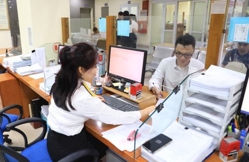 Người nộp thuế giao dịch tại Thuế cơ sở 4 thành phố Hà Nội. Ảnh: Đỗ Tâm