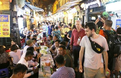 Du khách trải nghiệm ẩm thực tại phố Tạ Hiện (phường Hoàn Kiếm). Ảnh: Minh Anh
