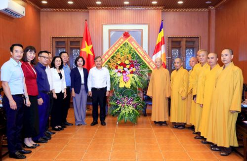 Chủ tịch UBND thành phố Hà Nội Vũ Đại Thắng và đoàn công tác chúc mừng Ban Trị sự Giáo hội Phật giáo Việt Nam thành phố Hà Nội. Ảnh: Đình Hiệp