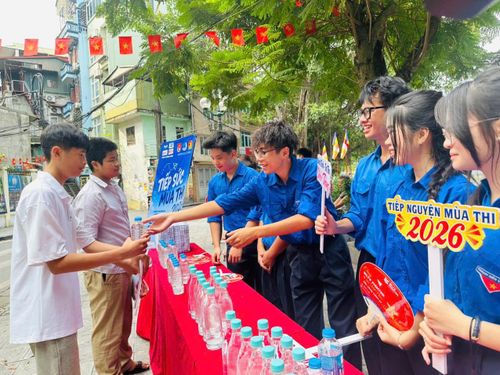 Đoàn viên, thanh niên phường Hai Bà Trưng hỗ trợ các thi sinh. Ảnh: Bảo Lâm