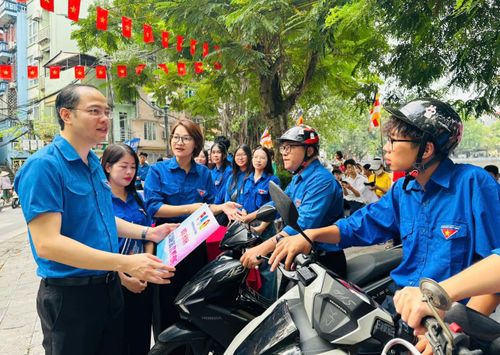 Bí thư Thành đoàn Hà Nội Nguyễn Tiến Hưng động viên các tình nguyện viên đội hình "Xe ôm tình nguyện 0 đồng". Ảnh: Bảo Lâm
