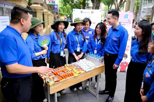 Phó Bí thư Thành đoàn, Chủ tịch Hội đồng Đội thành phố Hà Nội Đào Đức Việt thăm hỏi các tình nguyện viên "Tiếp sức mùa thi". Ảnh: PV
