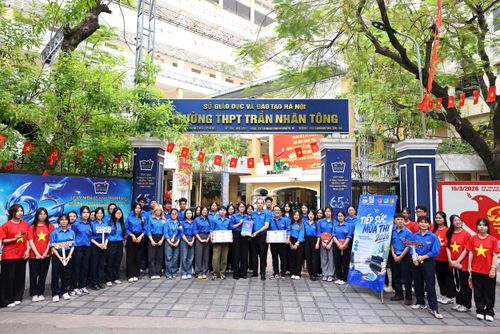 Bí thư Thành đoàn Hà Nội Nguyễn Tiến Hưng tặng quà đội hình "Tiếp sức mùa thi" tại điểm trường THPT Trần Nhân Tông. Ảnh: Bảo Lâm