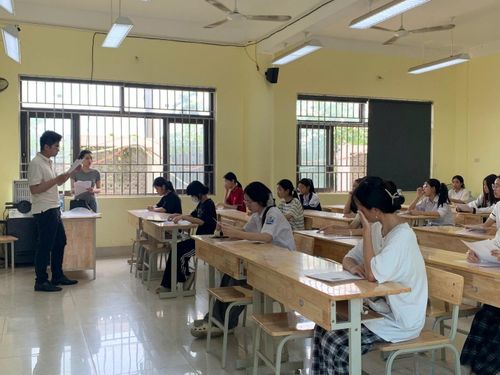 Các thí sinh nghe phổ biến quy chế thi. Ảnh: ĐH