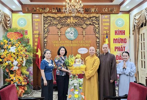 Chủ tịch Hội Liên hiệp phụ nữ thành phố Hà Nội Lê Kim Anh thăm, kính mừng Trung ương Giáo hội Phật giáo Việt Nam. Ảnh: PV