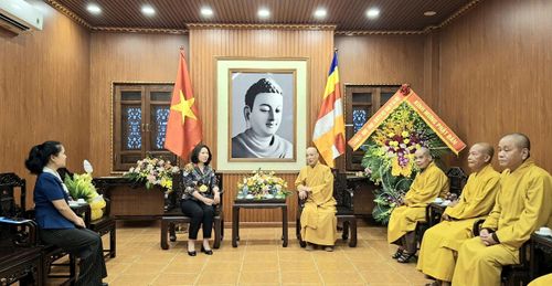 Chủ tịch Hội Liên hiệp phụ nữ thành phố Hà Nội Lê Kim Anh thăm, kính mừng Giáo hội Phật giáo Việt Nam thành phố Hà Nội. Ảnh: PV