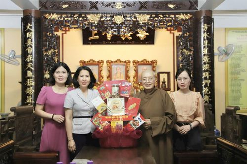 Đoàn công tác Hội Liên hiệp phụ nữ thành phố Hà Nội cũng thăm, kính mừng tại Phân Ban Ni giới thành phố Hà Nội (chùa Kim Liên). Ảnh: PV