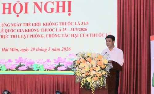 Phó Chủ tịch UBND xã Hát Môn Tô Xuân Quân phát động hưởng ứng sự kiện. Ảnh: NM