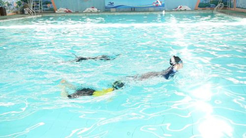 Xã Hoài Đức tổ chức lớp tập huấn chuyên môn hướng dẫn viên bơi lội, cứu hộ và kỹ năng phòng, chống đuối nước cho trẻ em năm 2026. Ảnh: CH