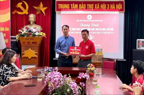 Trao quà tại Trung tâm Bảo trợ xã hội 3 Hà Nội. Ảnh: CTĐHN
