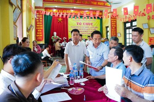 Xã Thượng Phúc tổ chức chi trả kinh phí bồi thường, hỗ trợ GPMB thực hiện Dự án Khu đô thị thể thao quốc tế Hà Nội. Ảnh: Thượng Phúc