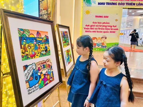 Các em thiếu nhi tham quan các tác phẩm hội họa của thanh thiếu nhi tỉnh Tuyên Quang. Ảnh: Bảo Lâm