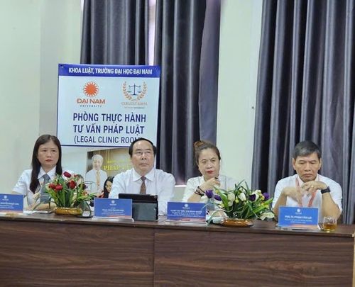 Ban Giám khảo của phiên tòa giả định. Ảnh: Đèo Nhung
