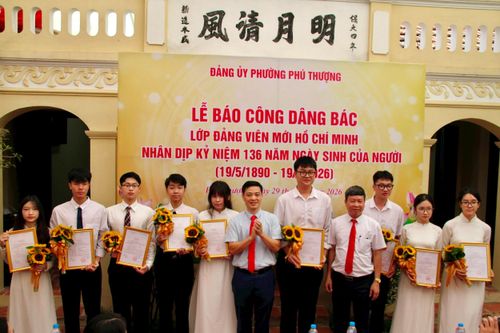 Lãnh đạo phường Phú Thượng trao Quyết định kết nạp cho các đảng viên mới. Ảnh: Cao Kỳ