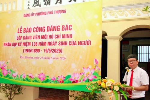 Đồng chí Nguyễn Mạnh Hải - Trưởng ban Xây dựng Đảng phường Phú Thượng phát biểu tại buổi lễ. Ảnh: Cao Kỳ