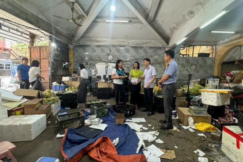 Kiểm tra đột xuất tại một cơ sở, phát hiện nhiều vi phạm về an toàn vệ sinh thực phẩm. Ảnh: Mai Hoa