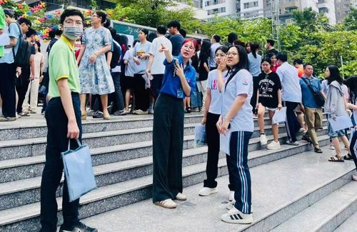 Tình nguyện viên phường Yên Hòa hướng dẫn thí sinh đến phòng thi. Ảnh: Đoàn phường Yên Hòa