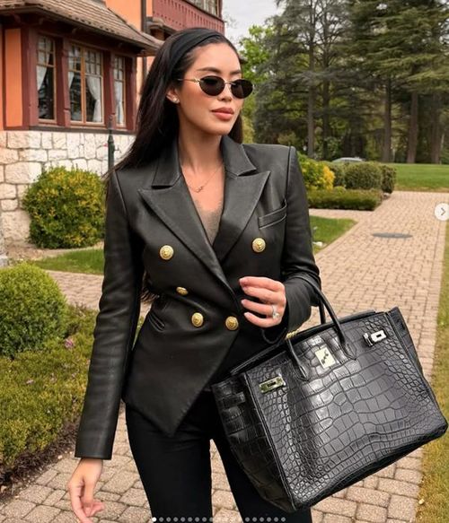 Tiên Nguyễn sở hữu vẻ đẹp hiện đại, cá tính và mang hơi hướng phương Tây rõ nét. Cô có gương mặt thanh thoát, sống mũi cao, đôi môi đầy đặn cùng thần thái sang trọng mỗi khi xuất hiện trước công chúng.