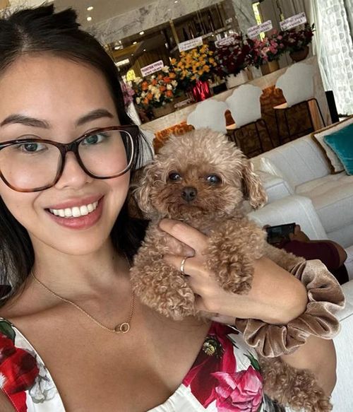 Tiên Nguyễn - con gái tỷ phú Johnathan Hạnh Nguyễn ở tuổi 30 khoe nhan sắc xinh đẹp bên chồng và bố mẹ ruột. 