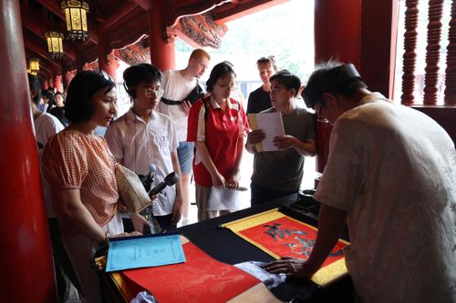 Ghi nhận lúc 11h, khu vực xin chữ tại Văn Miếu - Quốc Tử Giám, nam học sinh đợi xin chữ, cầu mong may mắn trước kỳ thi vào lớp 10.