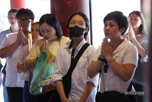 Phụ huynh, học sinh thành kính cầu nguyện trước kỳ thi.