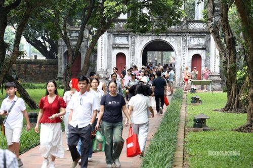 Văn Miếu - Quốc Tử Giám đông học sinh và phụ huynh đến cầu may trước kỳ thi vào lớp 10.