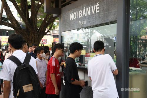Học sinh xếp hàng mua vé vào Văn Miếu sáng 29/5.