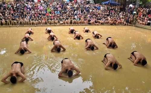 16 "quân cầu" là những thanh niên trai tráng lẫm liệt, được tuyển chọn khắt khe để chia về hai đội: giáp Trên và giáp Dưới.
