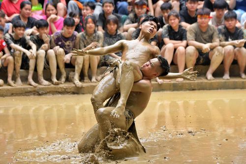 Hai giáp cử những chàng trai khỏe nhất xe đai đấu vật giữa sân bùn nhão.