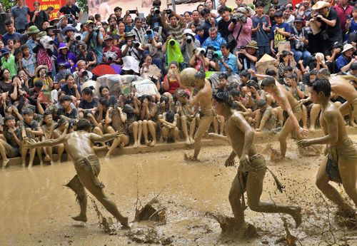 Một quân cầu nhanh chóng phản công chạy về hố của đối phương, và sự truy cản quyết liệt.