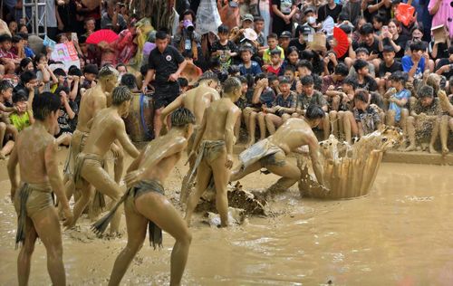 Không còn phân biệt màu áo, toàn thân các "quân cầu" nhuộm chặt một màu bùn đặc trưng của ngày hội.