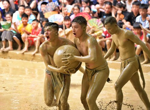 Khi thi đấu, cướp được cầu mang ý nghĩa là cướp được mặt trời, cướp ánh sáng cho cây trồng.