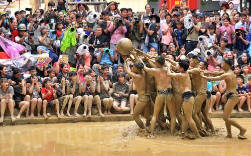 "Vũ điệu của bùn nước" thể hiện sự dũng mãnh của các chàng trai hòa cùng tiếng hò reo vang dội, biến nơi đây thành một sân khấu nghệ thuật đầy mê hoặc.