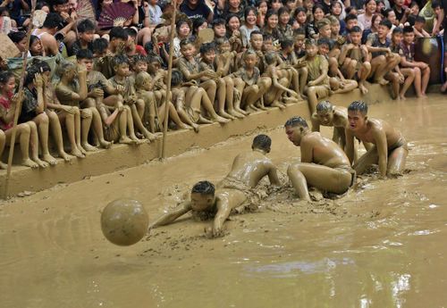 Các quân cầu đang cố gắng lôi người giữ hố để đối phương không thể ghi điểm.