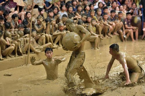 Những khán giả mặc dù bị bùn bắn đầy người nhưng vẫn rất vui vẻ.