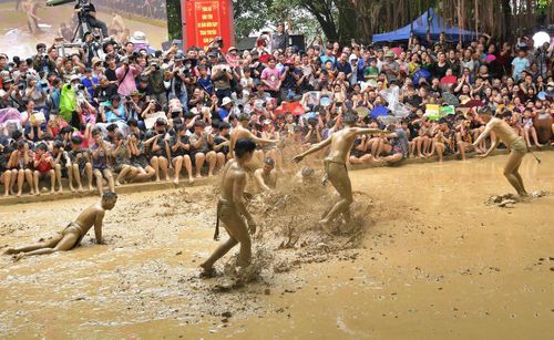 Bầu không khí nghẹt thở xung quanh sân đấu khi khán giả đứng ngồi không yên, mặc cho bùn bắn tung tóe lên người.