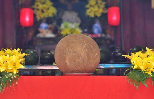 Quả cầu bằng gỗ mít, biểu tượng thiêng liêng đại diện cho Thần Mặt trời.