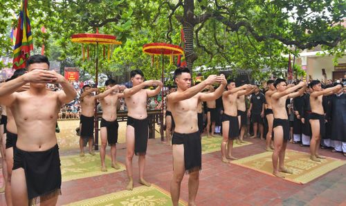 Các quân cầu thực hiện nghi lễ tế Đức Thánh Tam Giang trước mỗi trận đấu.
