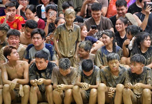 Những cổ động viên nhuộm chặt một màu bùn đặc trưng của ngày hội.
