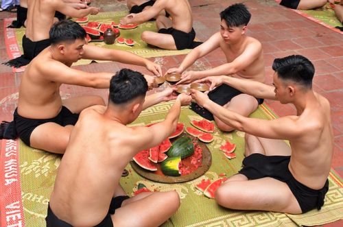 Các quân cầu uống rượu và ăn hoa quả để tăng dũng khí.