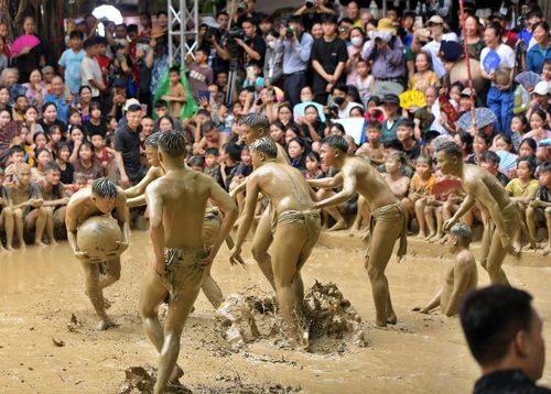 Một quân cầu khéo léo tìm cách để đưa cầu vào hố trước sự truy cản quyết liệt đến từ đội bạn.