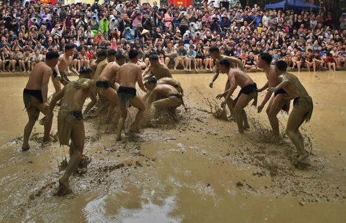 Hiệu lệnh vừa phát, ông chủ tế gieo quả cầu xuống bùn cũng là lúc cuộc giao tranh nảy lửa chính thức bắt đầu.