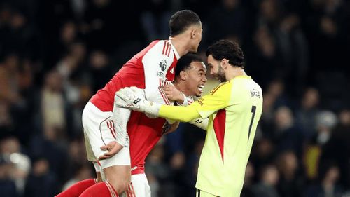  Các cầu thủ Arsenal tự tin làm nên lịch sử. Ảnh: ASS. 