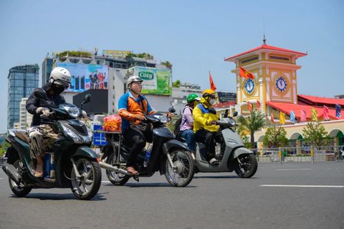  Không khí oi bức tại TP.HCM giữa tháng 5 khiến người đi đường có cảm giác nóng rát chỉ sau vài phút di chuyển. Ảnh: Hoài Bảo. 