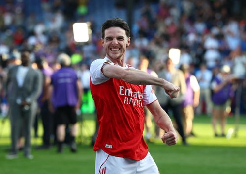  Ngôi sao của Arsenal được xem là “trái tim” nơi hàng tiền vệ. Không chỉ mạnh ở khả năng phòng ngự, Rice còn thường xuyên tạo ra khác biệt trong những trận cầu lớn bằng các pha chuyền bóng và sút xa chất lượng. 