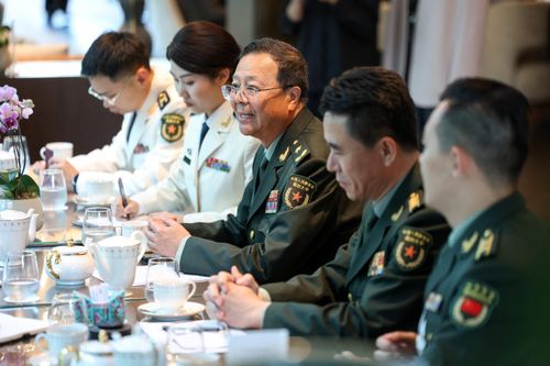 Thiếu tướng Mạnh Tường Thanh thuộc Đại học Quốc phòng Quân Giải phóng Nhân dân Trung Quốc và phái đoàn Trung Quốc tham dự cuộc họp bên lề hội nghị thượng đỉnh an ninh Đối thoại Shangri - la của IISS tại Singapore ngày 29/5. Ảnh: Reuters.