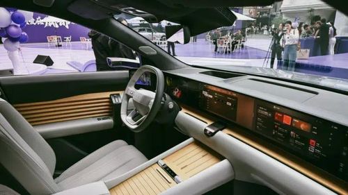 Nội thất hiện đại với bộ 3 màn hình trên bảng táp lô của AUDI EX7. Ảnh: AUDI.