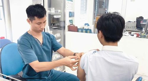  Người dân đi tiêm phòng vaccine. 